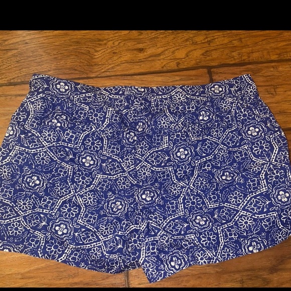 Old Navy Womens shorts blue patterned  size  14 - Picture 3 of 3